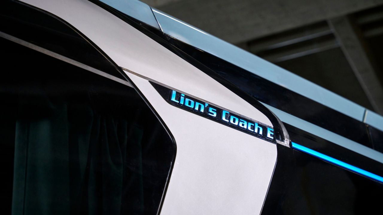 Mit dem Lion’s Coach 14 E bringt MAN den ersten batterieelektrischen Reisebus eines großen europäischen Herstellers an den Start.